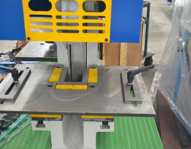 Machine de travailleurs de fer hydraulique pour le cisaillement de la flexion de poinçonnage